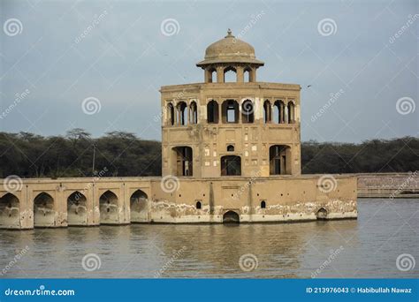 Der Hiran Minar: Ein mystisches Mausoleum mit märchenhafter Architektur!