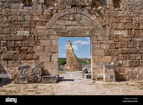  Die Ruinen von Perge! Eine Reise durch die Zeit und Architekturgeschichte in Antalya