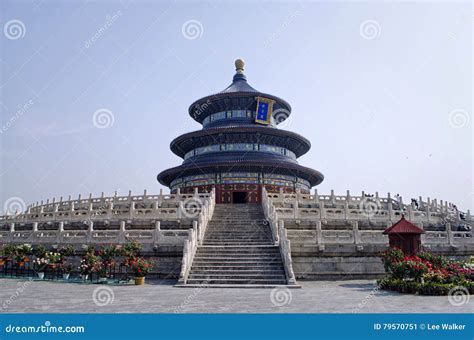  Der Tempel des Himmelsfriedens: Ein spiritueller Rückzugsort mit atemberaubendem Panoramablick!